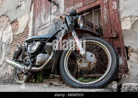 PENANG, MALAISIE, Nov 12, 2017 avec la peinture moto de garçon sur le mur comme l'Art de rue à Georgetown, Penang. Banque D'Images