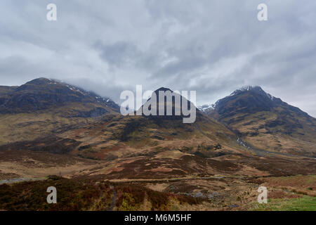 Les trois soeurs de Glencoe prises à partir de l'A82 de vue. Paysages de montagne écossaise classique sur un classique du Printemps de l'Écossais humide. Banque D'Images