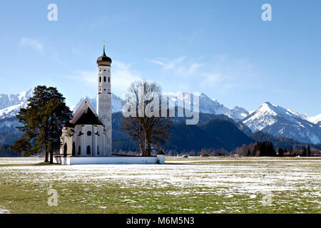 Beau paysage de montagne paysage hivernal dans les Alpes avec le célèbre Saint Coloman église près de Füssen (Bavière, Allemagne) Banque D'Images