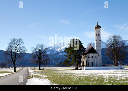 Beau paysage de montagne paysage hivernal dans les Alpes avec le célèbre Saint Coloman église près de Füssen (Bavière, Allemagne) Banque D'Images
