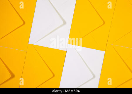 Motif dans des enveloppes blanches et jaunes sur la table Banque D'Images