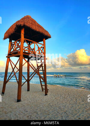 Tour de guet en bois vide sur la plage au coucher du soleil, Cancun, Yucatan, Mexique Banque D'Images