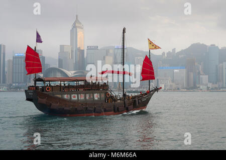 Aqualuna Croisière sur le port Victoria Harbour Passage, Hong Kong. L'horizon de Wan Chai Iin Arrière-plan. Banque D'Images