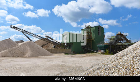 Système de transport et de construction dans une gravière - mine à ciel ouvert de sable et gravier Banque D'Images