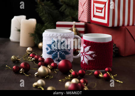 Vue rapprochée de tasses en céramique, des boules de noël, cadeaux et bougies Banque D'Images
