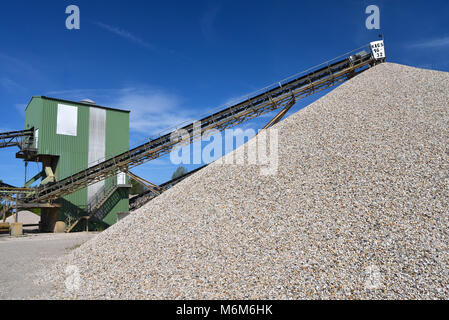 Système de transport et de construction dans une gravière - mine à ciel ouvert de sable et gravier Banque D'Images