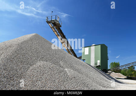 Système de transport et de construction dans une gravière - mine à ciel ouvert de sable et gravier Banque D'Images