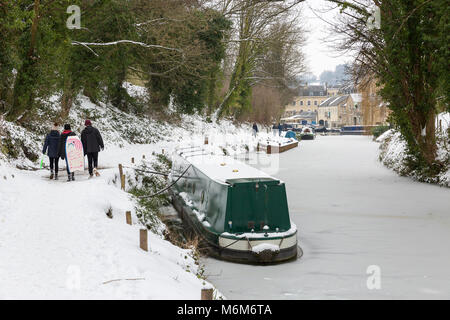 BATH, Royaume-Uni - 2 mars, 2018 : Les gens qui marchent le long de la neige sur le chemin de halage couvert Kennet and Avon Canal gelé près de Bathwick Hill pendant le big freeze Banque D'Images