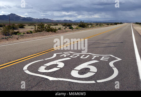 Bouclier Route 66 peint sur un tronçon de la route déserte près du désert de Mojave, Californie communauté de Amboy. Banque D'Images