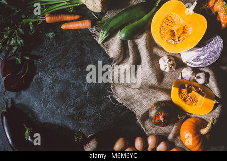 Vue de dessus les légumes d'automne frais mûrs sur le sac Banque D'Images