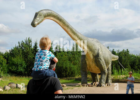 Modèle Taille réelle de l'Argentinosaurus dinosaure dans parc de dinosaures dans le Zoo de Givskud Givskud en, au Danemark. Le 8 août 2015. Givsud Zoo est l'un des plus gros touris Banque D'Images