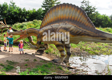 La taille de modèle complet de dinosaure Spinosaurus Dinosaur Park dans le Zoo de Givskud Givskud en, au Danemark. Le 8 août 2015. Givsud Zoo est l'un des plus gros au tourisme Banque D'Images