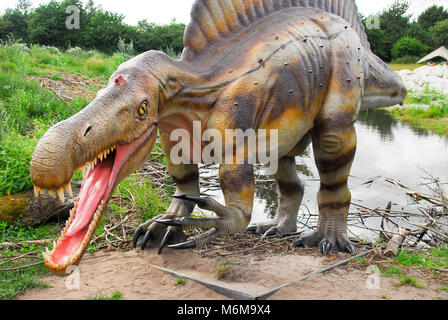 La taille de modèle complet de dinosaure Spinosaurus Dinosaur Park dans le Zoo de Givskud Givskud en, au Danemark. Le 8 août 2015. Givsud Zoo est l'un des plus gros au tourisme Banque D'Images