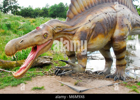 La taille de modèle complet de dinosaure Spinosaurus Dinosaur Park dans le Zoo de Givskud Givskud en, au Danemark. Le 8 août 2015. Givsud Zoo est l'un des plus gros au tourisme Banque D'Images