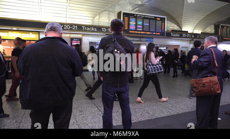 La ville de New York, NY - 4 mai 2016 : les navetteurs occupé attendre dans Penn Station pour Long Island Railroad train pour être affiché pour le départ de la carte. Affichage des tr Banque D'Images