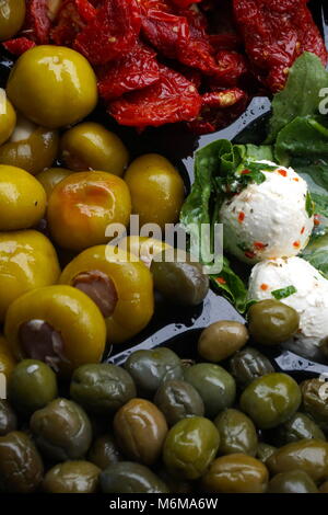 Sélection de choix antipasta sur un plat de traiteur. Poivre fromage mozzarella et les olives pour l'apéritif. Banque D'Images