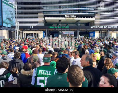 East Rutherford, NJ - Octobre 2016 : New York Jets fans foule en entrée de stade Metlife pour encourager l'équipe de football contre l'adversaire Ravens Balitmore Banque D'Images