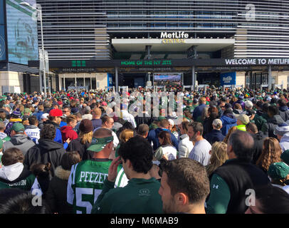 East Rutherford, NJ - Octobre 2016 : New York Jets fans foule en entrée de stade Metlife pour encourager l'équipe de football contre l'adversaire Ravens Balitmore Banque D'Images