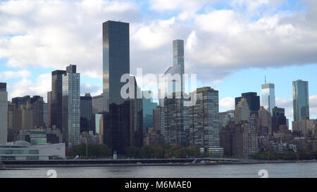 Vue panoramique de la New York City Manhattan skyline en soirée avant le coucher du soleil. Ciel bleu derrière cityscape background que le bâtiment s'allume dans Banque D'Images