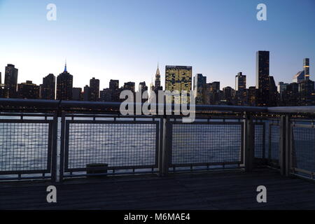 Vue panoramique de la New York City Manhattan skyline at Dusk. Ciel bleu derrière cityscape background que le bâtiment s'allume dans la ville que nev Banque D'Images