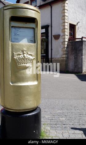 Or Royal Mail Postbox à Dunblane, en célébration de Andy Murray Médaille d'or au Jeux Olympiques de 2012 à Londres. Le centre de l'Écosse, au Royaume-Uni. Banque D'Images