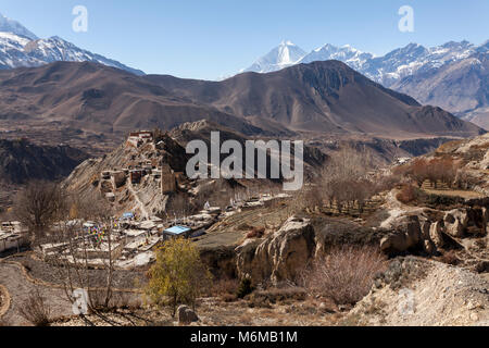 Village de montagne et les rizières en terrasse à l'automne dans le bas Mustang, Népal, Himalaya, de l'Annapurna Conservation Area Banque D'Images