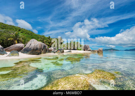 Beaux rochers sur la plage tropicale de l'île de La Digue, Seychelles Banque D'Images