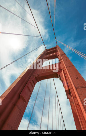 Golden Gate Bridge un gros plan de la tour nord, San Francisco Banque D'Images