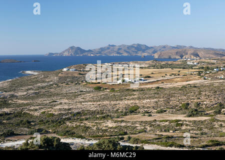 Vue le long de la côte nord de l'île à Kimolos derrière, près de Mytakas, Milos, Cyclades, Mer Égée, îles grecques, Grèce, Europe Banque D'Images