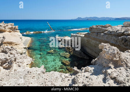 La mer turquoise et des formations rocheuses avec épave à Sarakiniko, Sarakiniko, Milos, Cyclades, Mer Égée, îles grecques, Grèce, Europe Banque D'Images