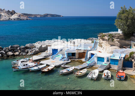 Vue sur le port de pêche avec des bateaux et des bateaux colorés, Mandrakia, Milos, Cyclades, Mer Égée, îles grecques, Grèce, Europe Banque D'Images