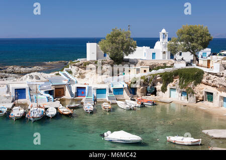 Vue sur le port de pêche avec des bateaux et des bateaux colorés, Mandrakia, Milos, Cyclades, Mer Égée, îles grecques, Grèce, Europe Banque D'Images