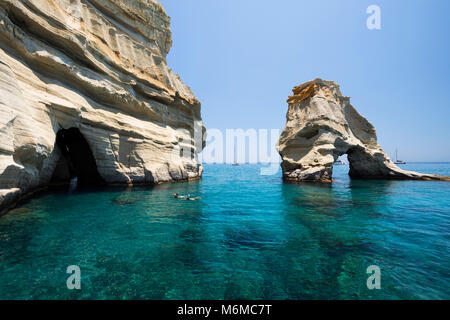 Les grottes de la mer et des formations rocheuses avec de l'eau claire comme du cristal à Kleftiko, Kleftiko, Milos, Cyclades, Mer Égée, îles grecques, Grèce, Europe Banque D'Images