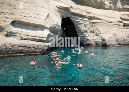 Les plongeurs en entrant dans les grottes de la mer avec de l'eau claire comme du cristal à Kleftiko, Kleftiko, Milos, Cyclades, Mer Égée, îles grecques, Grèce, Europe Banque D'Images