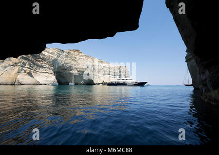 Les grottes de la mer et des formations rocheuses avec de l'eau claire comme du cristal à Kleftiko, Kleftiko, Milos, Cyclades, Mer Égée, îles grecques, Grèce, Europe Banque D'Images