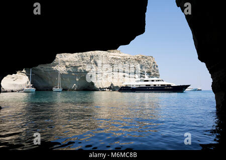 Les grottes de la mer et des formations rocheuses avec de l'eau claire comme du cristal à Kleftiko, Kleftiko, Milos, Cyclades, Mer Égée, îles grecques, Grèce, Europe Banque D'Images