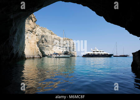 Les grottes de la mer et des formations rocheuses avec de l'eau claire comme du cristal à Kleftiko, Kleftiko, Milos, Cyclades, Mer Égée, îles grecques, Grèce, Europe Banque D'Images