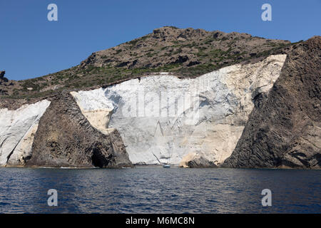 Grotte de la côte ouest à Sykia, Milos, Cyclades, Mer Égée, îles grecques, Grèce, Europe Banque D'Images