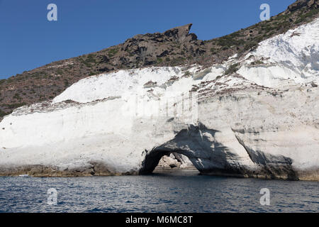 Grotte de la côte ouest à Sykia, Milos, Cyclades, Mer Égée, îles grecques, Grèce, Europe Banque D'Images