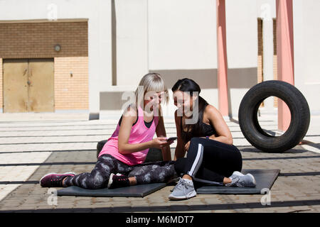 Les femmes siégeant ensemble et de parler à un club de santé Banque D'Images