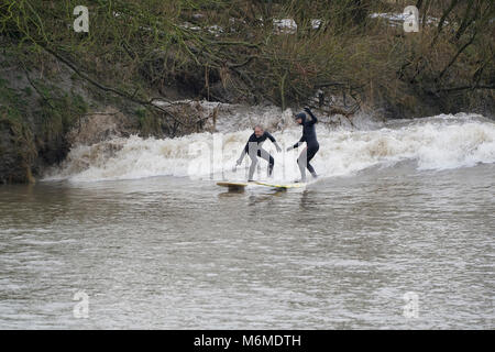 Les surfeurs s'attaquer à un quatre étoiles l'alésage du bras Severn - peut-être l'un des meilleurs de l'année - à environ 9h30 le 4 mars 2018 à Minsterworth. Banque D'Images