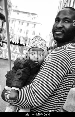 Savona, Italie - 15 octobre 2017 : jeune Africaine avec père-fille, à l'occasion d'un défilé anti-fasciste a organisé dans la ville de Savone Banque D'Images