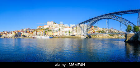 Vue panoramique sur le Pont Dom Luis I, la rivière Douro et de la Ribeira (Riverside), avec des bâtiments colorés, à Porto, Portugal Banque D'Images