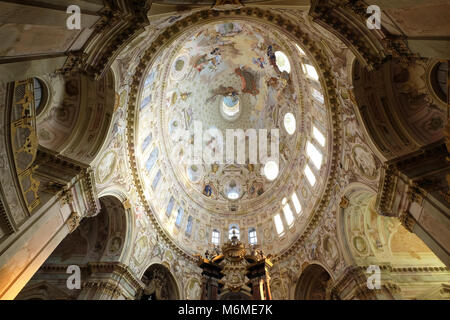 Intérieur du Sanctuaire Basilique Regina Montis Regalis en Vicoforte Italie recherche jusqu'au dôme elliptique Banque D'Images