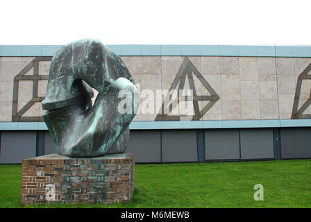 Grande pièce de fermeture par Henry Moore et de secours avec les figures géométriques par Sol LeWitt en arrière-plan, Gemeentemuseum, La Haye, Pays-Bas Banque D'Images