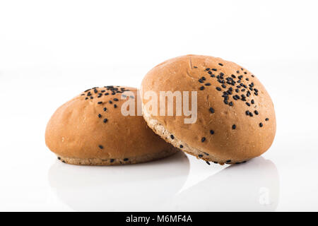 Alimentation:Vue avant du petit pain de blé entier isolé sur fond blanc tourné en studio Banque D'Images