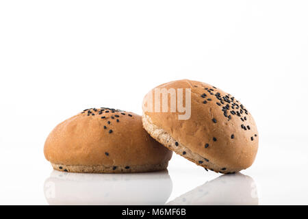 Alimentation:Vue avant du petit pain de blé entier isolé sur fond blanc tourné en studio Banque D'Images