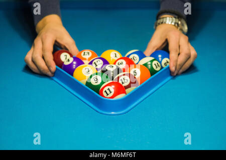 Joueur de billard billard préparer les boules pour le jeu suivant Banque D'Images