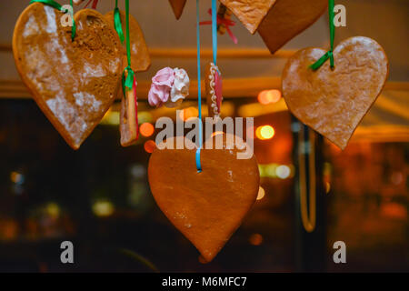 Les cookies en forme de cœur le Jour de Valentines de boulangerie dans un café confortable Banque D'Images