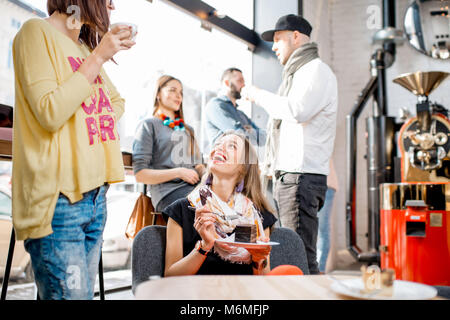Les amis au café Banque D'Images